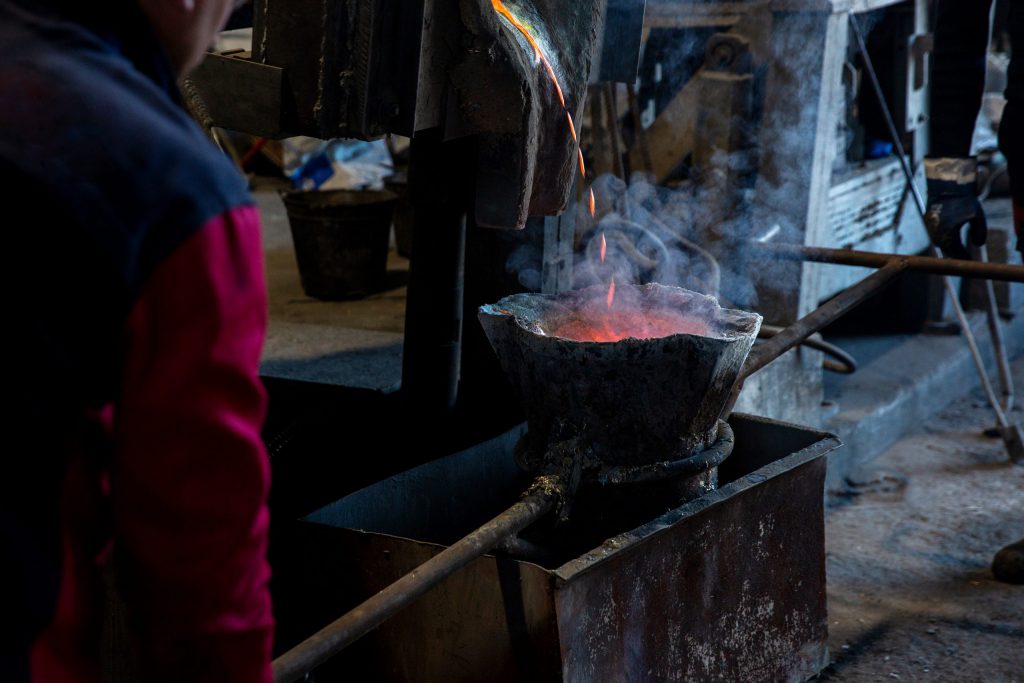 Trabajador expuesto a calor en proceso de fundición